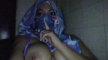 Arabian Wearing Niqab Squirts Her Pussy HARD